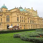 Elegant Apartment Old Town Near The Train Station