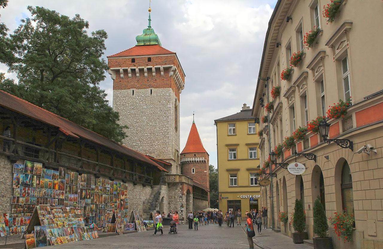 Elegant Old Town Near The Train Station